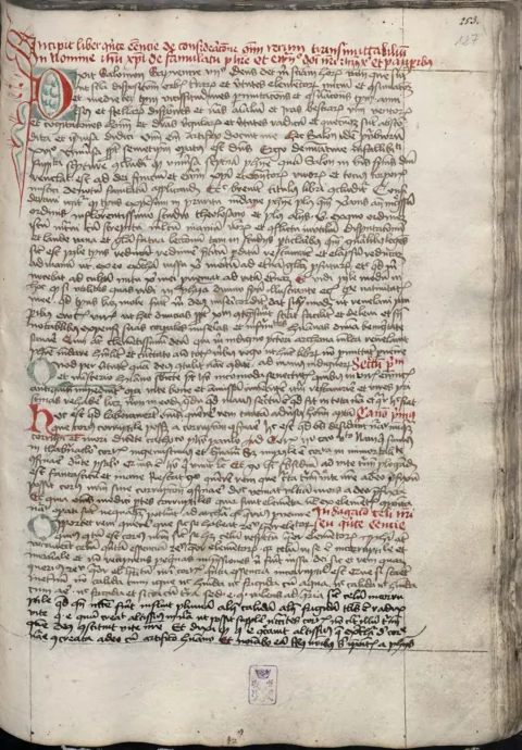 Начало «Книги пятой сущности о превращении всех вещей», приписанной Соломону: красный заголовок в две строки, инициал красный с синим