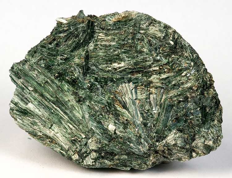 Актинолит — лучистая зелёная волокнистая масса из расходящихся игольчатых агрегатов