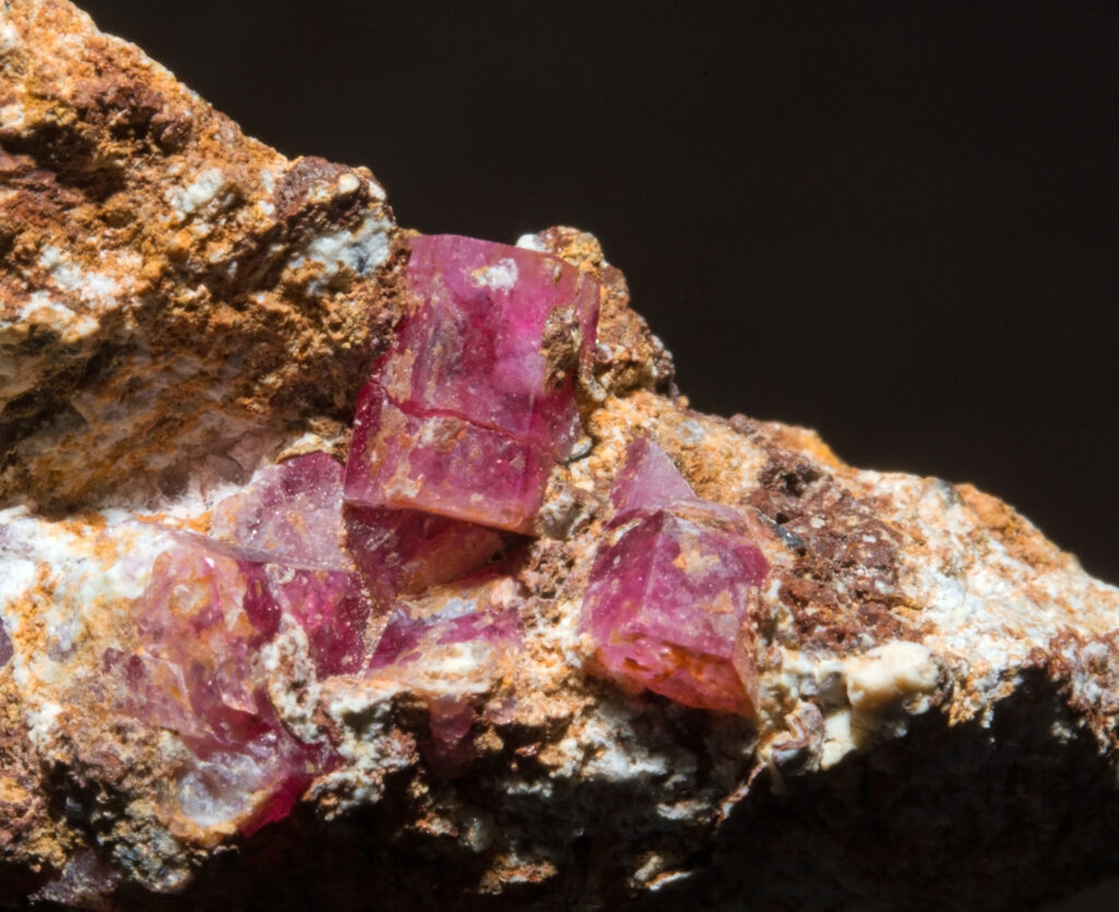 Кристаллы красного берилла в риолите, месторождение Ruby-Violet, Юта