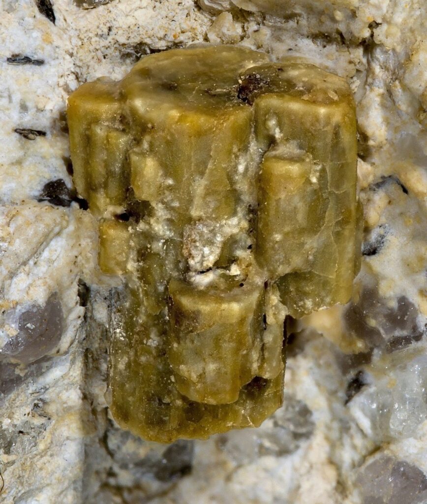 Кристалл кордиерита в светлой вулканической породе